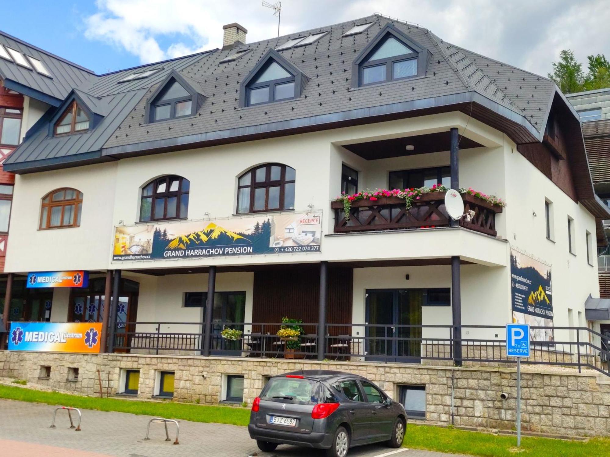 Grand Harrachov Pension V Centru Exterior photo